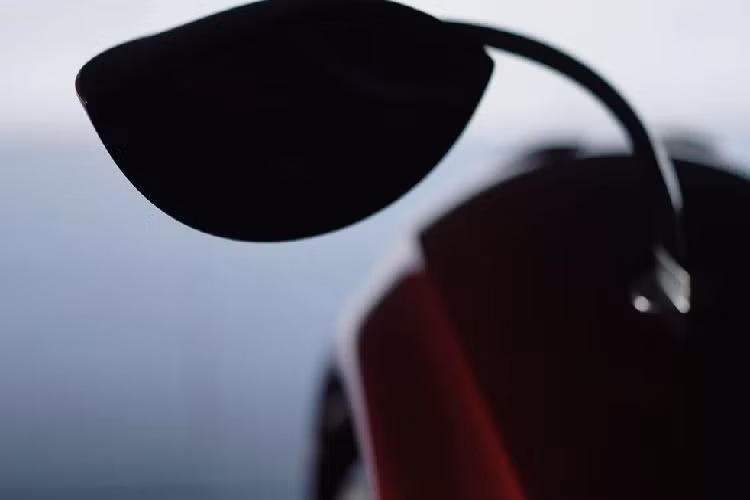 Giá xe Pagani Huayra trên thế giới lúc mới ra mắt là 1,3 triệu đô la, tương đương 28 tỷ đồng nhưng để lăn bánh tại Malaysia, ước tính siêu phẩm thần gió của Tunku Idris Iskandar Ismail phải đóng thuế cũng như chi phí khác lên đến trên 80 tỷ đồng. 