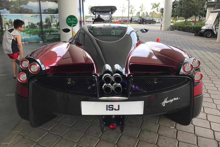 Xe sở hữu ngoại thất màu đỏ rất ấn tượng với nửa thân dưới hoàn thiện bằng carbon cùng với đó là việc siêu xe Pagani Huayra của Tunku Idris Iskandar Ismail được trang bị tay lái nghịch. 