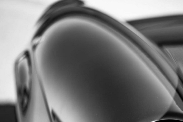 "Trái tim" của Pagani Huayra là động cơ V12, dung tích 6.0 lít, tăng áp kép rất nổi tiếng do Mercedes-AMG sản xuất, cho phép sản sinh công suất tối đa 720 mã lực tại tua máy 5.800 vòng/phút và mô-men xoắn cực đại 1.000 Nm tại tua máy 2.250-4.500 vòng/phút. 