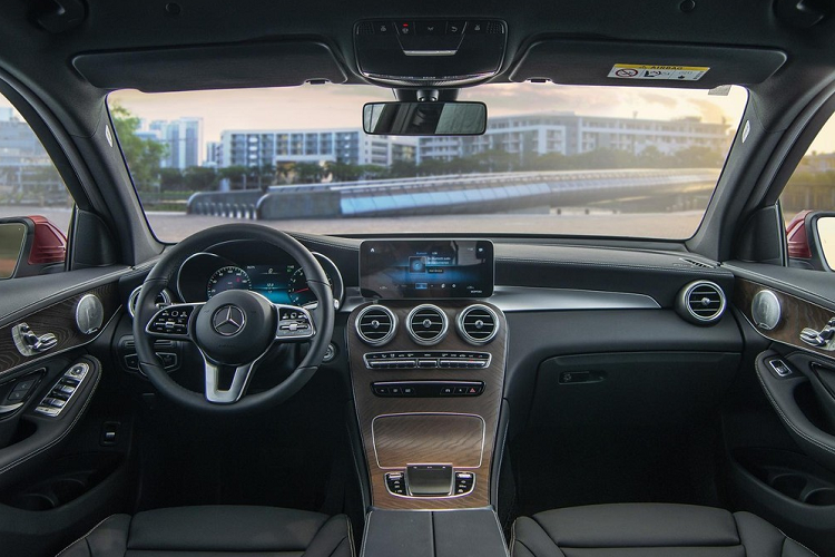 Bằng Kiều rất nổi tiếng tại Việt Nam trong những năm 1990 đến 2002, anh cũng chính là 1 trong những thành viên sáng lập ra nhóm hát Quả Dưa Hấu bao gồm 4 thành viên, trong đó có nam ca sĩ Tuấn Hưng. 