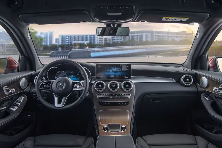 Bằng Kiều rất nổi tiếng tại Việt Nam trong những năm 1990 đến 2002, anh cũng chính là 1 trong những thành viên sáng lập ra nhóm hát Quả Dưa Hấu bao gồm 4 thành viên, trong đó có nam ca sĩ Tuấn Hưng. 