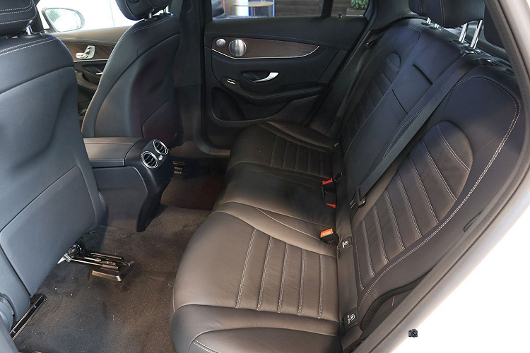 Chỉ biết rằng, giá xe Mercedes-Benz GLC 200 chính hãng tại Việt Nam bắt đầu từ 1,8 tỷ đồng cho bản tiêu chuẩn, riêng bản Mercedes-Benz GLC 200 4Matic có giá 2,1 tỷ đồng