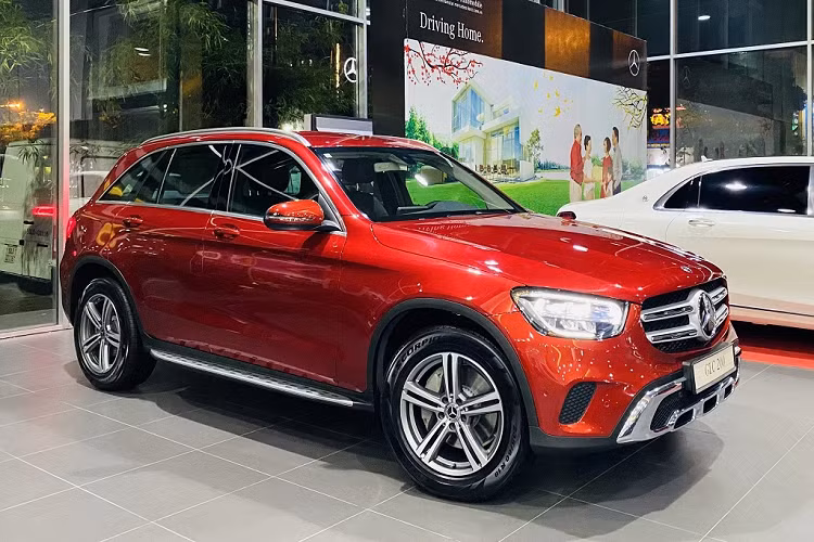 Mercedes-Benz GLC 200 của Bằng Kiều mới mua được trang bị động cơ mới dung tích 2.0L cho công suất tối đa 197 mã lực và mô-men xoắn cực đại lên tới 320 Nm, trang bị hộp số vẫn là loại tự động 9 cấp.