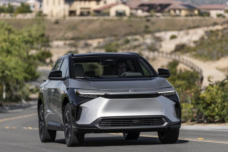  Toyota bZ4X 2023 mới là mẫu SUV chạy điện đã lần đầu tiên trình làng tại thị trường Mỹ vào hồi tháng 11 năm ngoái. Mãi đến nay, hãng Toyota mới công bố giá bán của mẫu xe này và chuẩn bị tung bZ4X ra thị trường.