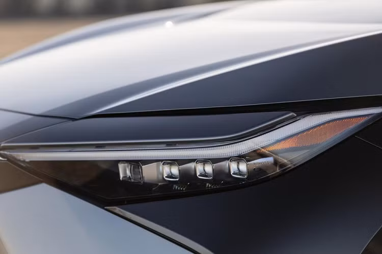 Muốn xe sở hữu ngoại hình cao cấp hơn, khách hàng Mỹ có thể chọn bản Limited với giá từ 46.700 USD. Bản này có nhiều chi tiết mạ crôm ở ngoại thất hơn, cộng với đèn pha Multi-LED, bộ vành hợp kim 20 inch và cảm biến đá cốp.