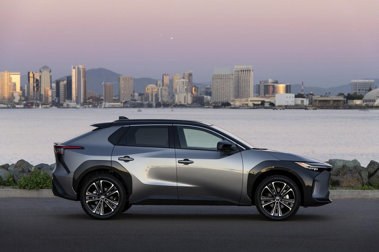 Trong khi đó, sưởi ghế sau, sưởi bắp chân và bàn chân ở ghế trước cũng như nóc màu đen tương phản là trang bị tùy chọn của bản Limited. Dù ở bản trang bị nào, Toyota bZ4X 2023 tại Mỹ cũng dùng mô-tơ điện mạnh 201 mã lực và 265 Nm. Mô-tơ này kết hợp với cụm pin lithium-ion 71,4 kWh, cho phép xe chạy được 406 km ở bản XLE và 389 km ở bản Limited.