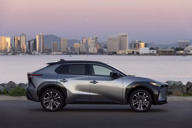 Trong khi đó, sưởi ghế sau, sưởi bắp chân và bàn chân ở ghế trước cũng như nóc màu đen tương phản là trang bị tùy chọn của bản Limited. Dù ở bản trang bị nào, Toyota bZ4X 2023 tại Mỹ cũng dùng mô-tơ điện mạnh 201 mã lực và 265 Nm. Mô-tơ này kết hợp với cụm pin lithium-ion 71,4 kWh, cho phép xe chạy được 406 km ở bản XLE và 389 km ở bản Limited.