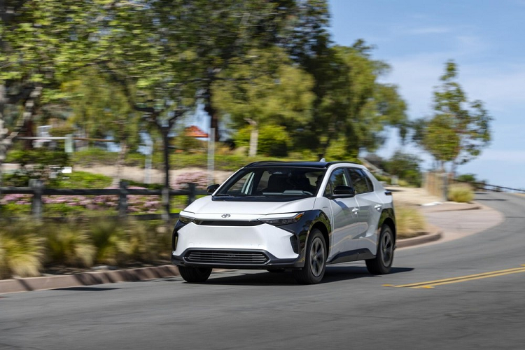 Bản tiêu chuẩn của xe còn có những trang bị đáng chú ý như đèn pha Bi-LED, vành hợp kim 18 inch, đèn hậu LED, cửa sổ trời toàn cảnh Panorama, kính màu tối riêng tư, cần gạt nước tự động, gương chiếu hậu gập chỉnh điện tích hợp đèn báo rẽ và đèn chờ dẫn đường.