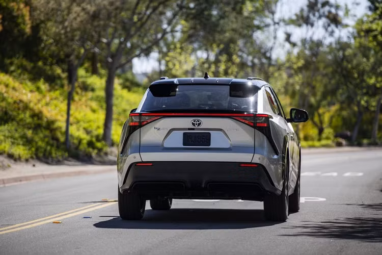 Nếu chi thêm 2.080 USD, khách hàng Mỹ có thể tậu Toyota bZ4X 2023 với hệ dẫn động 4 bánh toàn thời gian thay vì dẫn động cầu trước. Phiên bản AWD của mẫu xe này có 2 mô-tơ điện với công suất tối đa 107 mã lực và mô-men xoắn cực đại 168 Nm. Hai mô-tơ điện kết hợp với nhau, tạo ra công suất tổng cộng 214 mã lực và mô-men xoắn cực đại 309 Nm. Ngoài ra, Toyota bZ4X AWD 2023 còn dùng pin 72,8 kWh nên có thể chạy được quãng đường 367 km ở bản XLE và 357 km ở bản Limited.