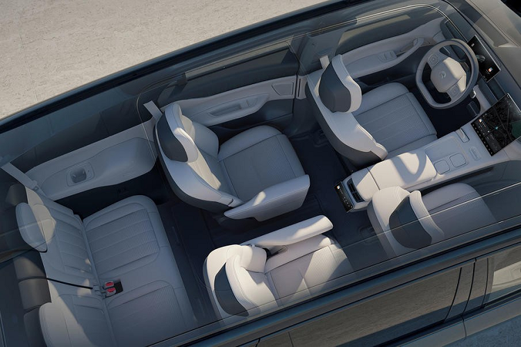 Tất nhiên, Nio ES8 2023 cũng có những chi tiết mới như cửa gió điều hòa, vô lăng, màn hình cảm ứng trung tâm hay cụm điều khiển trung tâm. Phía sau vô lăng là bảng đồng hồ kỹ thuật số trong khi màn hình thông tin giải trí cỡ lớn được đặt dọc.