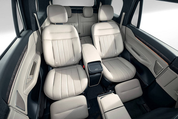 Ở phía sau, Nio ES8 2023 tạo cảm giác mới mẻ bằng cụm đèn hậu LED mỏng hơn trước và nằm vắt ngang đuôi xe thay vì tách rời như phiên bản cũ. Thiết kế này giúp khu vực phía sau gọn gàng và tạo cảm giác rộng hơn. Ngoài ra, xe còn có cản sau mới và đèn phản quang chuyển xuống vị trí thấp hơn.