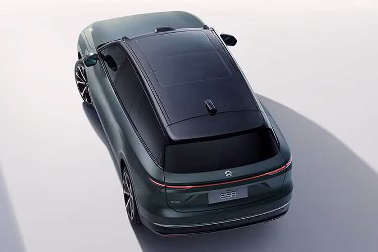 Trong khi đó, màu sơn ngoại thất của Nio ES8 2023 có thêm 2 lựa chọn là xanh lá Star Green và vàng ánh kim Dawn Gold mới. Bên trong mẫu xe này là không gian nội thất 6 chỗ ngồi tạo cảm giác quen thuộc vì vẫn được áp dụng phong cách thiết kế như thế hệ cũ.