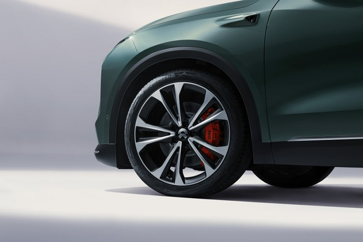 Trên đầu xe, Nio ES8 2023 được trang bị hệ thống đèn 2 tầng với dải đèn LED định vị ban ngày khá mỏng nằm phía trên và đèn pha đặt dọc bên dưới. So với thế hệ cũ, đèn pha của mẫu xe này đã được thu nhỏ kích thước. Trong khi đó, hốc gió trung tâm của xe được chuyển xuống vị trí thấp hơn.