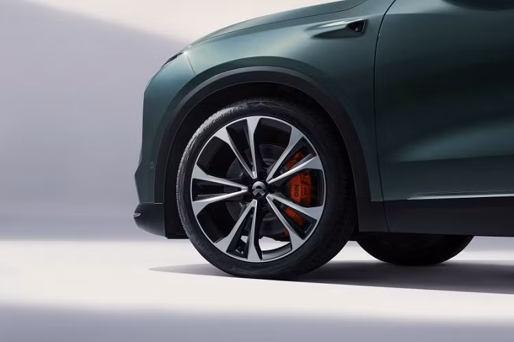 Trên đầu xe, Nio ES8 2023 được trang bị hệ thống đèn 2 tầng với dải đèn LED định vị ban ngày khá mỏng nằm phía trên và đèn pha đặt dọc bên dưới. So với thế hệ cũ, đèn pha của mẫu xe này đã được thu nhỏ kích thước. Trong khi đó, hốc gió trung tâm của xe được chuyển xuống vị trí thấp hơn.