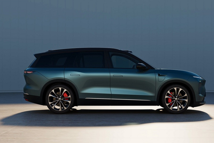 Cụ thể, xe sở hữu chiều dài 5.099 mm, chiều rộng 1.989 mm, chiều cao 1.750 mm và chiều dài cơ sở 3.070 mm trong khi trọng lượng tăng 100 kg lên 2.460 kg. Với kích thước này, Nio ES8 2023 sẽ là đối thủ tiềm năng của VinFast VF9 trên thị trường quốc tế.