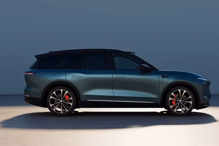 Cụ thể, xe sở hữu chiều dài 5.099 mm, chiều rộng 1.989 mm, chiều cao 1.750 mm và chiều dài cơ sở 3.070 mm trong khi trọng lượng tăng 100 kg lên 2.460 kg. Với kích thước này, Nio ES8 2023 sẽ là đối thủ tiềm năng của VinFast VF9 trên thị trường quốc tế.