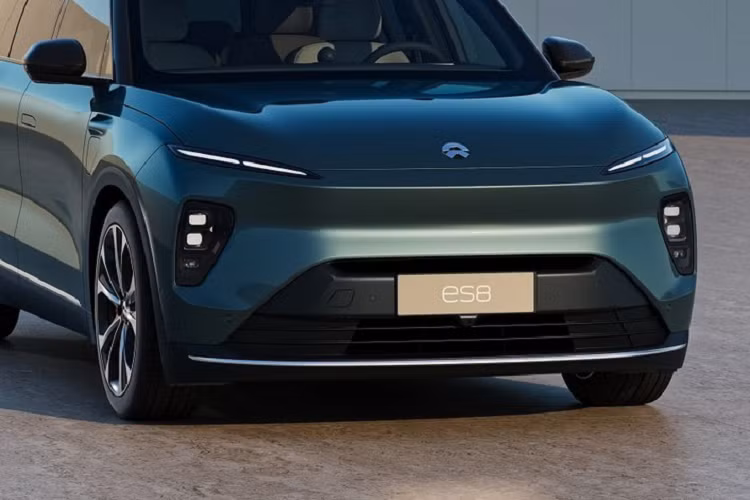 Ở thế hệ thứ 2, mẫu xe điện Nio ES8 2023 được phát triển dựa trên cơ sở gầm bệ NT2.0 đồng thời dài hơn 77 mm, rộng hơn 27 mm, thấp hơn 5 mm và chiều dài cơ sở tăng 60 mm so với thế hệ cũ.