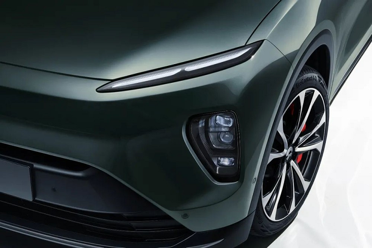 Không dừng ở đó, Nio ES8 2023 còn được áp dụng phong cách thiết kế mới sao cho tương đồng với những mẫu xe cùng thương hiệu. Do đó, mẫu ô tô Trung Quốc này có ngoại hình tối giản hơn, gợi liên tưởng đến xe Tesla.