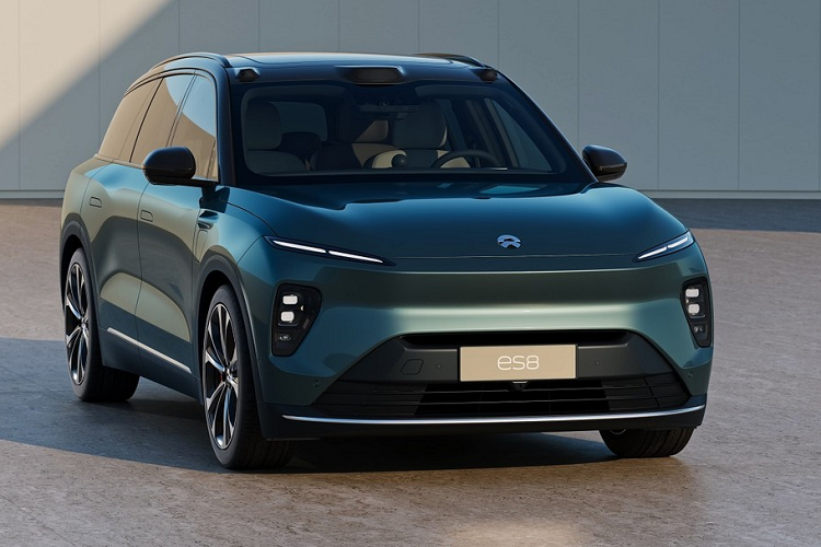 Vào tối hôm 24/12/2022 vừa qua, hãng xe Nio của Trung Quốc đã chính thức vén màn ôtô điện ES8 thế hệ thứ hai ở thị tường nội địa trong sự kiện Nio Day. Đúng như những hình ảnh rò rỉ trước đó, Nio ES8 2023 mới đã thay đổi khá toàn diện về mặt thiết kế ngoại thất đồng thời cải thiện tính năng tiện nghi, an toàn.