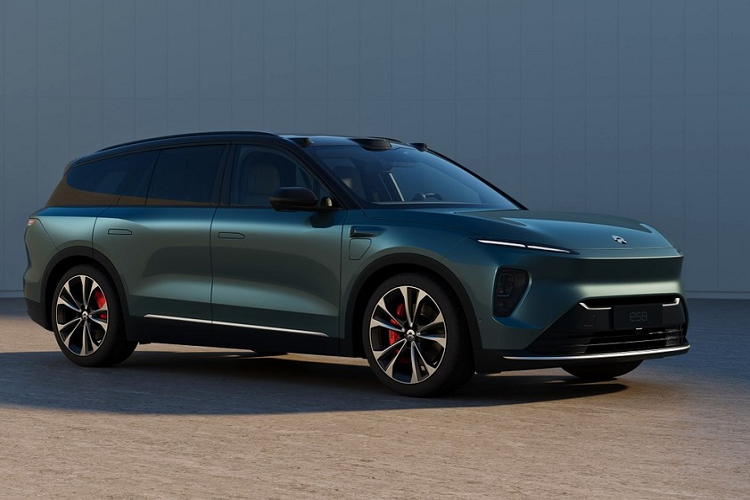 Chi phí thuê pin Nio ES8 2023 là 980 Nhân dân tệ/tháng (3,91 triệu đồng/tháng) với cụm pin 75 kWh và 1.680 Nhân dân tệ/tháng (6,7 triệu đồng/tháng) với cụm pin 100 kWh. Trong khi đó, giá mua xe kèm pin sẽ dao động từ 528.000 - 638.000 Nhân dân tệ (2,1 - 2,54 tỷ đồng). Mẫu xe này sẽ được bảo hành 10 năm, không giới hạn số km và thay pin miễn phí trọn đời.