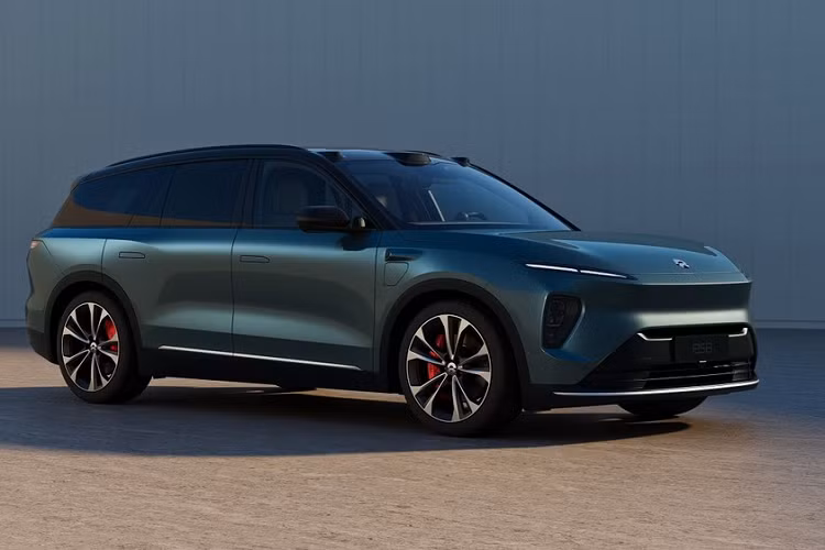 Chi phí thuê pin Nio ES8 2023 là 980 Nhân dân tệ/tháng (3,91 triệu đồng/tháng) với cụm pin 75 kWh và 1.680 Nhân dân tệ/tháng (6,7 triệu đồng/tháng) với cụm pin 100 kWh. Trong khi đó, giá mua xe kèm pin sẽ dao động từ 528.000 - 638.000 Nhân dân tệ (2,1 - 2,54 tỷ đồng). Mẫu xe này sẽ được bảo hành 10 năm, không giới hạn số km và thay pin miễn phí trọn đời.