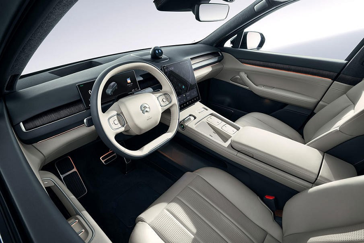 Thêm vào đó là những trang bị như màn hình hiển thị thông tin kính lái HUD, sạc không dây 40W và tủ lạnh thông minh có thể mở chỉnh điện, thay đổi nhiệt độ từ 0-50 độ cũng như điều khiển từ xa thông qua điện thoại thông minh.