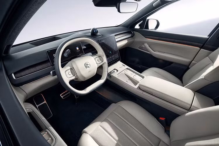 Thêm vào đó là những trang bị như màn hình hiển thị thông tin kính lái HUD, sạc không dây 40W và tủ lạnh thông minh có thể mở chỉnh điện, thay đổi nhiệt độ từ 0-50 độ cũng như điều khiển từ xa thông qua điện thoại thông minh.