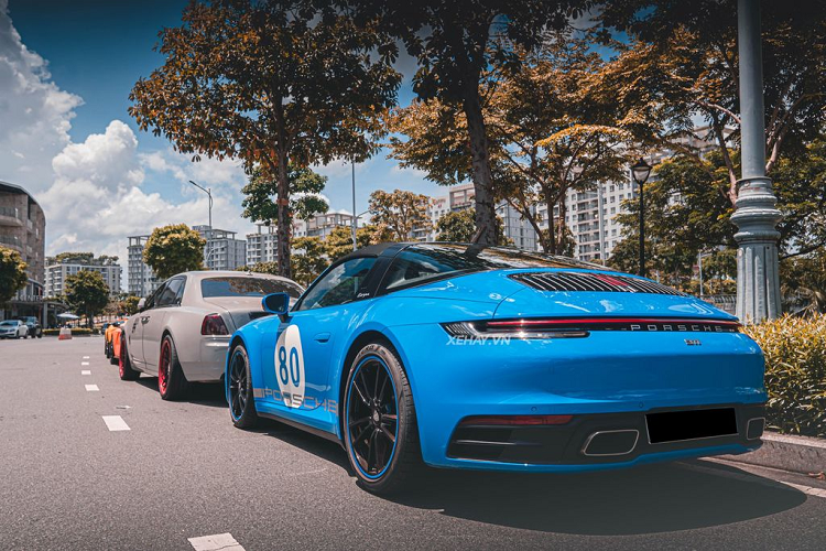 Phía sau “siêu bò” là chiếc McLaren 650S Spider với nước sơn ngoại thất màu cam năng động, ấn tượng. 650S Spider có thiết kế dựa trên nguồn cảm hứng từ người đàn anh McLaren MP4-12C với khung gầm bằng sợi carbon nguyên khối siêu bền và nhẹ, càng tô điểm thêm cho vẻ đẹp mĩ miều và đầy sức hút của xe.