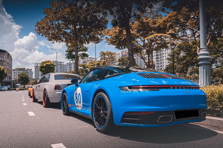 Phía sau “siêu bò” là chiếc McLaren 650S Spider với nước sơn ngoại thất màu cam năng động, ấn tượng. 650S Spider có thiết kế dựa trên nguồn cảm hứng từ người đàn anh McLaren MP4-12C với khung gầm bằng sợi carbon nguyên khối siêu bền và nhẹ, càng tô điểm thêm cho vẻ đẹp mĩ miều và đầy sức hút của xe.