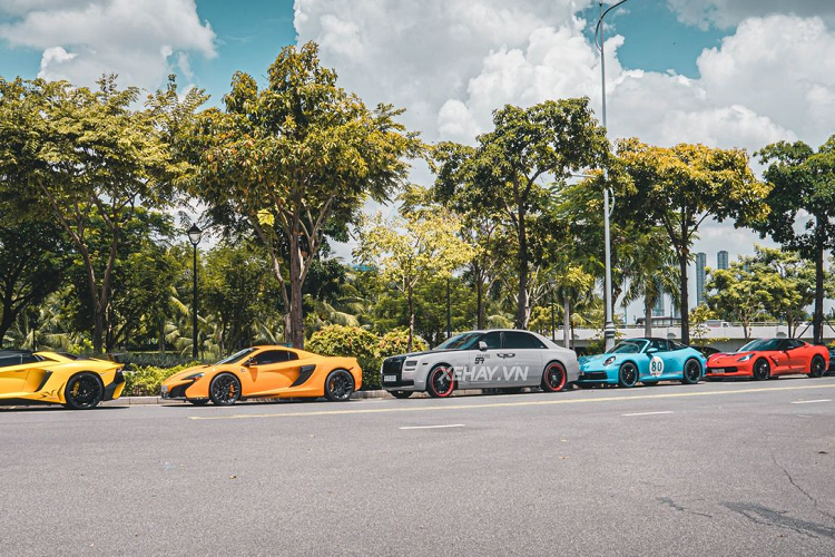 Được biết, chiếc siêu xe Lamborghini Aventador SV Roadster này được đưa về nước từ cuối năm 2016 và “định cư” ngoài Hà Nội. Theo giới mê xe, số lần lăn bánh của xe tại Thủ đô là rất ít ỏi.