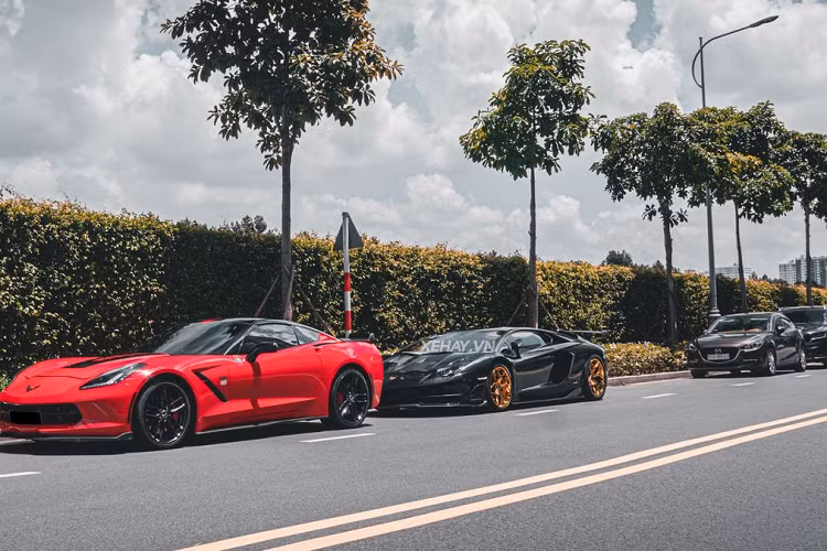 Tiếp đến là chiếc xe siêu sang đến từ thương hiệu Anh quốc, Rolls-Royce Ghost siêu sang. Chiếc xe gây ấn tượng với lớp “áo” ngoại thất màu xám xi măng đang là “trend” của năm nay. Được biết, nguyên bản chiếc Rolls-Royce Ghost này có màu sơn ngoại thất đen