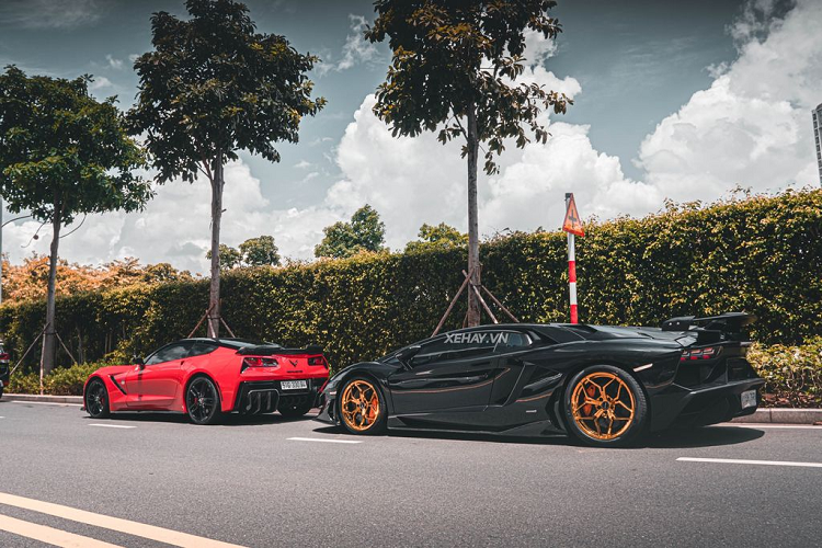 Ba siêu phẩm cuối cùng là Porsche 911 Targa màu xanh dương, Chevrolet Corvette và Lamborghini Aventador màu đen hầm hố với bộ bodykit của SVJ cùng bộ mâm vàng chrome khá lạ mắt. Dự tính mức giá cho cả dàn xe này không dưới trăm tỷ đồng.