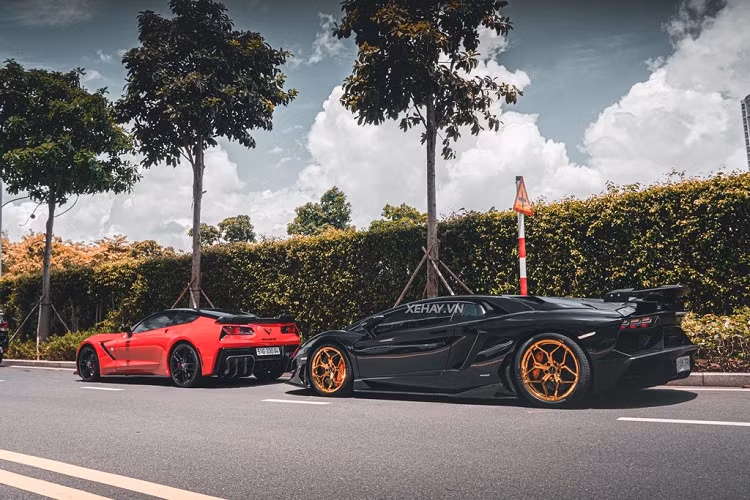 Ba siêu phẩm cuối cùng là Porsche 911 Targa màu xanh dương, Chevrolet Corvette và Lamborghini Aventador màu đen hầm hố với bộ bodykit của SVJ cùng bộ mâm vàng chrome khá lạ mắt. Dự tính mức giá cho cả dàn xe này không dưới trăm tỷ đồng.