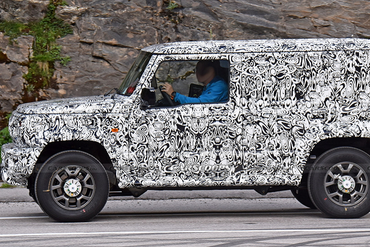 Chiều dài tổng thể của Suzuki Jimny 5 cửa là 3.850 mm, trong khi hai thông số tổng thể còn lại không đổi. Với khung gầm được kéo dài hơn, không gian để chân cho hành khách phía sau sẽ thoải mái hơn, đồng thời dung tích cốp xe cũng tăng lên tương ứng.