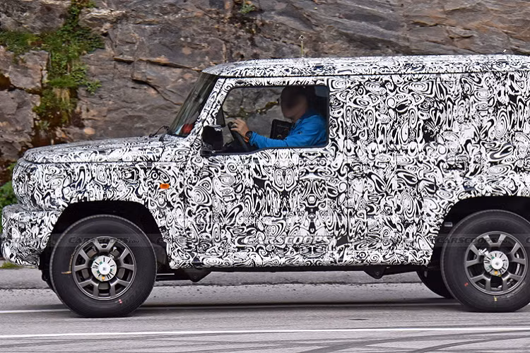 Chiều dài tổng thể của Suzuki Jimny 5 cửa là 3.850 mm, trong khi hai thông số tổng thể còn lại không đổi. Với khung gầm được kéo dài hơn, không gian để chân cho hành khách phía sau sẽ thoải mái hơn, đồng thời dung tích cốp xe cũng tăng lên tương ứng.