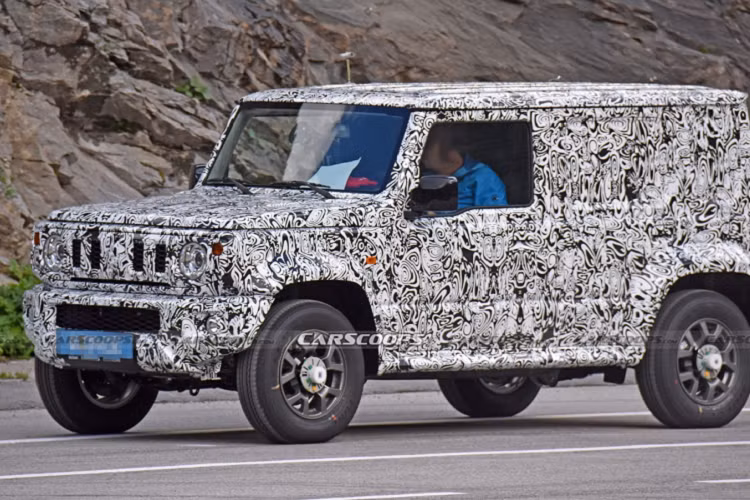 Với các quy định nghiêm ngặt về khí thải tại Châu Âu, Suzuki Jimny tại đây buộc phải bán ra dưới dạng xe tải nhẹ LCV, thiết kế 3 cửa và chỉ có 2 chỗ ngồi từ 2021. Tuy nhiên điều này sẽ sớm thay đổi khi Suzuki dự định nâng cấp động cơ lai nhẹ hoặc động cơ điện hoàn toàn cho Jimny tại Châu Âu. 