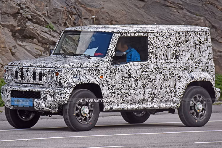  Suzuki Jimny 5 cửa được chở đến địa điểm chạy thử hẻo lánh trên một chiếc xe tải, và chỉ bị phát hiện khi các nhân viên của Suzuki đưa nó ra khỏi thùng chiếc xe trên. Trong năm 2021, một phiên bản trục cơ sở dài của Suzuki Jimny cũng được bắt gặp trên đường thử, nhưng nó vẫn chỉ là biến thể 3 cửa.