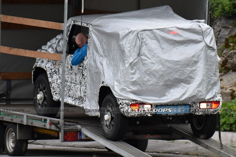 Trong khi đó không gian nội thất hé lộ phong cách thể thao và trang bị một màn hình thông tin giải trí kích thước lớn ở trung tâm bảng táp lô. Đồng hồ lái phía sau vô lăng vẫn là dạng kim truyền thống.