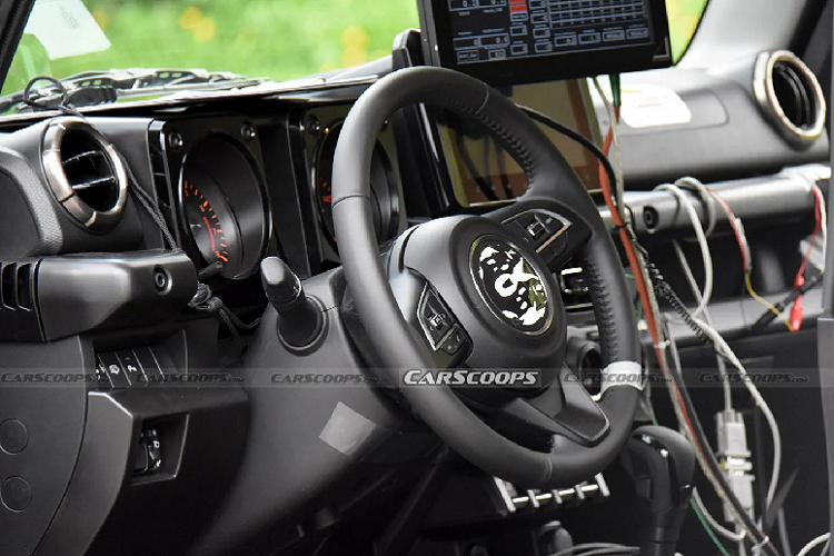 Với những hình ảnh vừa được bắt gặp, có thể thấy Suzuki Jimny 2023 mới bản 5 cửa sẽ được phát triển trên phiên bản trục cơ sở dài, có thể một cửa sổ phụ ở phía sau cùng với cánh cửa riêng cho hàng ghế thứ hai. Thiết kế trước sau cũng không nhiều khác biệt so với biến thể 3 cửa.