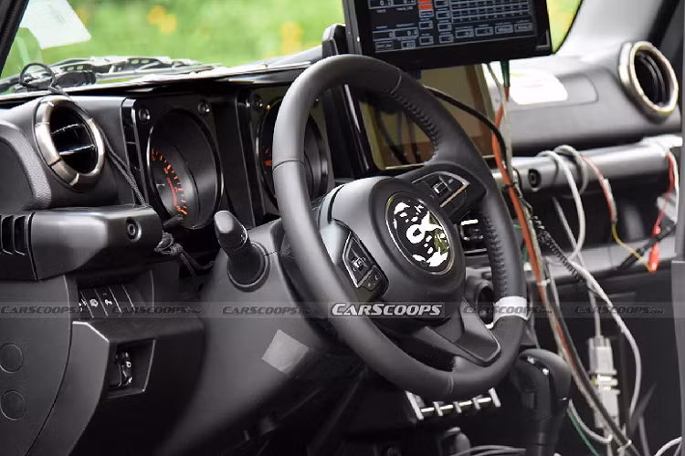 Với những hình ảnh vừa được bắt gặp, có thể thấy Suzuki Jimny 2023 mới bản 5 cửa sẽ được phát triển trên phiên bản trục cơ sở dài, có thể một cửa sổ phụ ở phía sau cùng với cánh cửa riêng cho hàng ghế thứ hai. Thiết kế trước sau cũng không nhiều khác biệt so với biến thể 3 cửa.