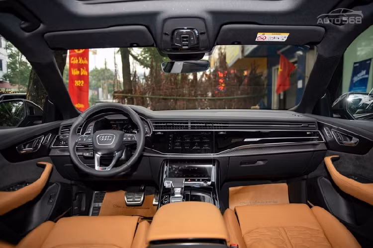 Bộ la-zăng 5 chấu kích thước 23 inch của mẫu xe SUV Audi RS Q8 mới về Việt Nam là "hàng thửa" có thiết kế vô cùng độc đáo. Đi kèm là cùm phanh màu đỏ tạo sự tương phản thú vị.