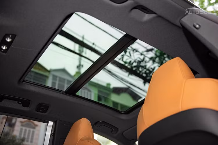 Chiếc SUV hiệu suất cao cũng được trang bị loạt "đồ chơi" đắt đỏ khác như dàn âm thanh cao cấp B&amp;O, màn hình HUD, cửa hít, cửa nóc toàn cảnh, hệ thống camera 360 độ...