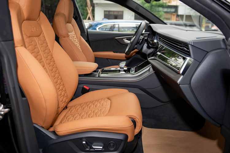 Di chuyển vào bên trong, Audi RS Q8 duy nhất tại Việt Nam gây ấn tượng với các ghế ngồi bọc da nâu Valcona kết hợp các đường chỉ khâu hình tổ ong tinh xảo, xe có nhiều bề mặt được ốp sợi carbon.