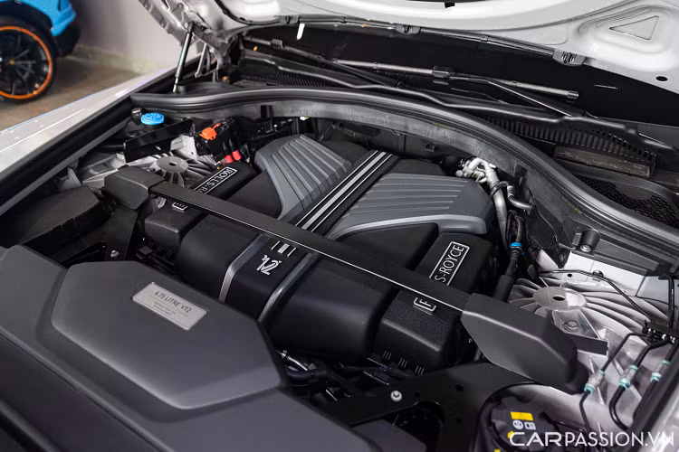 Rolls-Royce Cullinan Black Badge vẫn được trang bị khối động cơ V12 tăng áp kép, dung tích 6,75 lít của Cullinan với công suất cực đại 600 mã lực, cao hơn 29 mã lực so với Cullinan tiêu chuẩn và mô-men xoắn cực đại đạt 900 Nm. Sức mạnh này được kiểm soát và truyền đến cả bốn bánh xe thông qua hộp số Bespoke ZF 8 cấp.