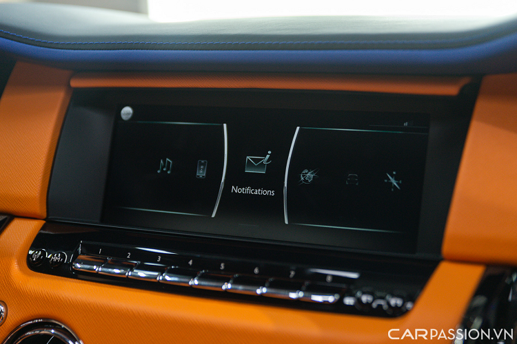 Trung tâm bảng táp-lô, Rolls-Royce Cullinan Black Badge sở hữu hệ thống màn hình chìm bên trong được bảo vệ kỹ càng, chỉ khi sử dụng màn hình giải trí mới xuất hiện.
