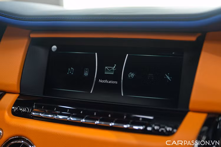 Trung tâm bảng táp-lô, Rolls-Royce Cullinan Black Badge sở hữu hệ thống màn hình chìm bên trong được bảo vệ kỹ càng, chỉ khi sử dụng màn hình giải trí mới xuất hiện.