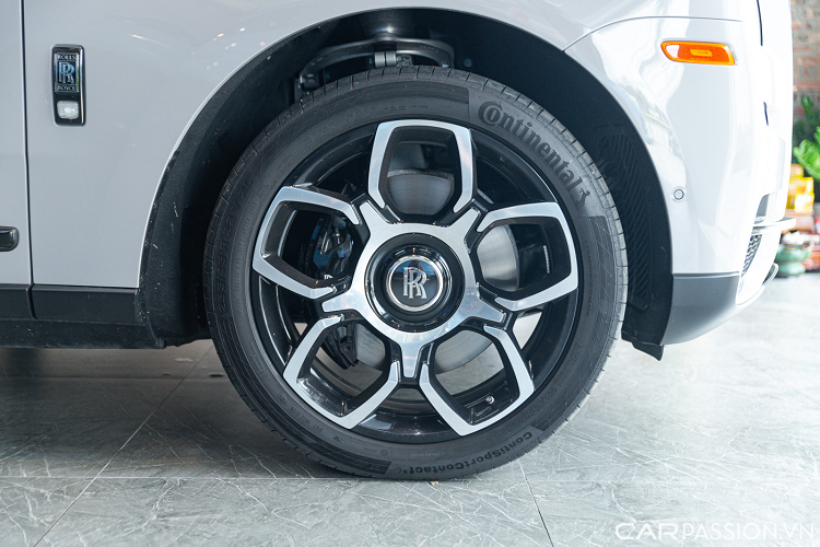 Thân xe vẫn sở hữu những chi tiết đặc trưng của phiên bản Black Badge như bộ mâm 22 inch hai tông màu đen-bạc, tạo hình cánh hoa cỡ lớn dành riêng cho phiên bản Black Badge. Cụm gương chiếu hậu to bản tích hợp camera. Đường coachline đơn màu cam tạo điểm nhấn cho chiếc SUV siêu sang này.