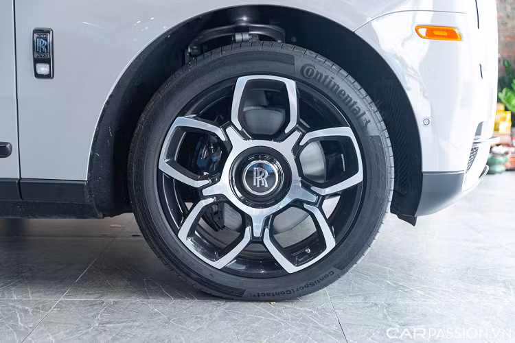 Thân xe vẫn sở hữu những chi tiết đặc trưng của phiên bản Black Badge như bộ mâm 22 inch hai tông màu đen-bạc, tạo hình cánh hoa cỡ lớn dành riêng cho phiên bản Black Badge. Cụm gương chiếu hậu to bản tích hợp camera. Đường coachline đơn màu cam tạo điểm nhấn cho chiếc SUV siêu sang này.