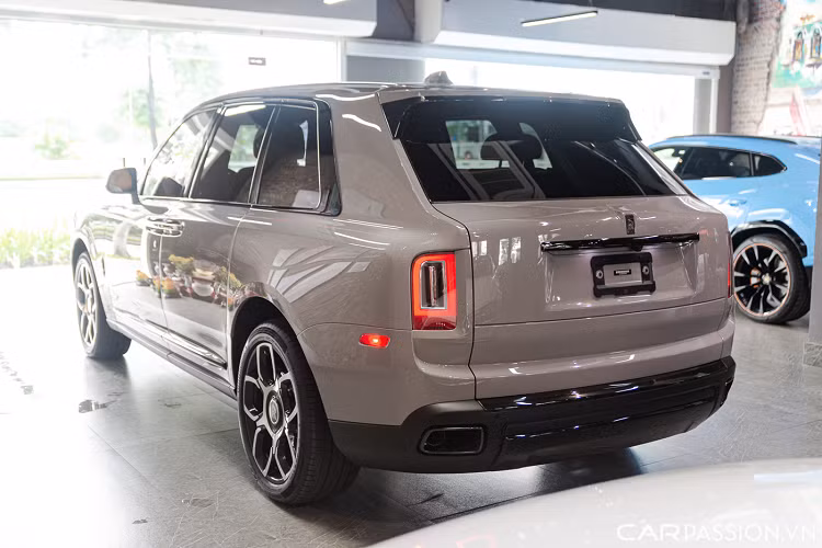 Phiên bản hiệu suất cao của mẫu SUV siêu sang Rolls-Royce Cullinan Black Badge tại nước ta có số lượng khoảng 15 chiếc và tất cả đều có lớp sơn màu đen bóng. Chiếc Cullinan trong bài có màu sơn độc bản xám Tempest Grey không đụng hàng với những chiếc Black Badge nào khác tại Việt Nam.
