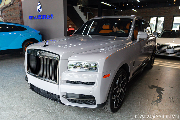 Hiện chiếc Cullinan Black Badge màu độc đang có mặt tại showroomxe sang tư nhân tại Hà Nội. Mức giá xe Rolls-Royce Cullinan Black Badge 2022 đang được một số đại lý tư nhân ở Việt Nam được cho là khoảng gần 40 tỷ đồng.